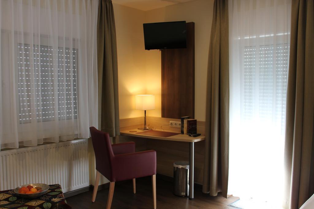 Gastehaus Anton Hotel Oberursel Bagian luar foto