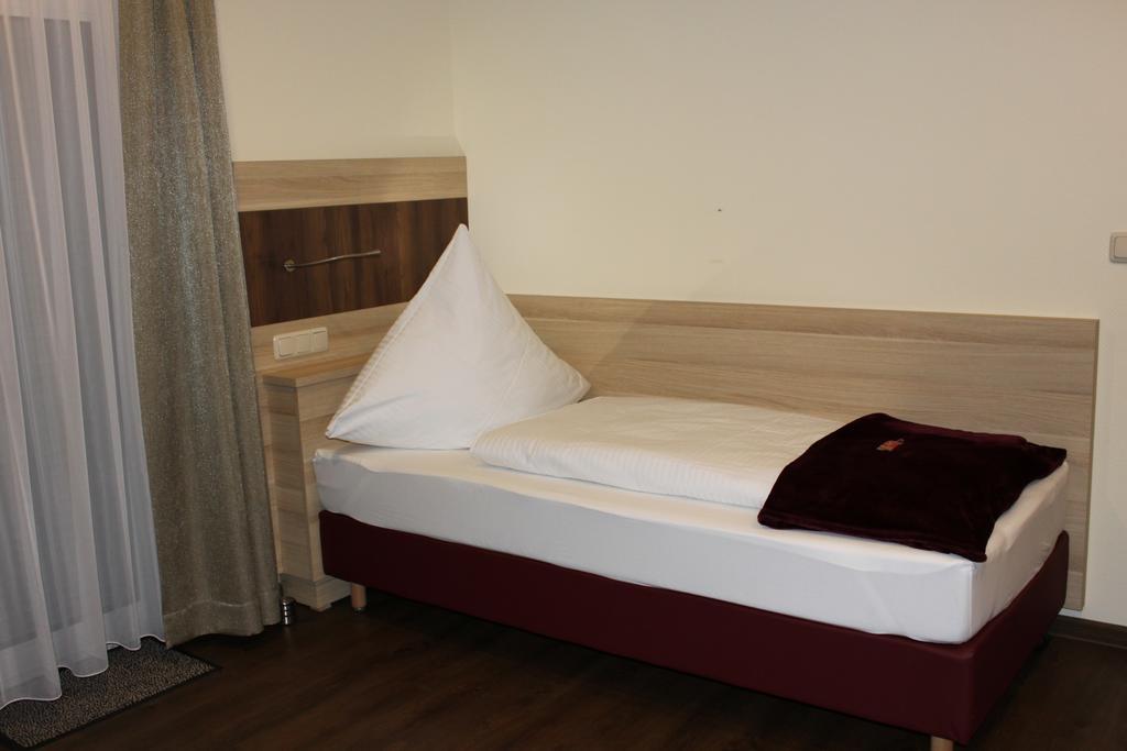 Gastehaus Anton Hotel Oberursel Bagian luar foto