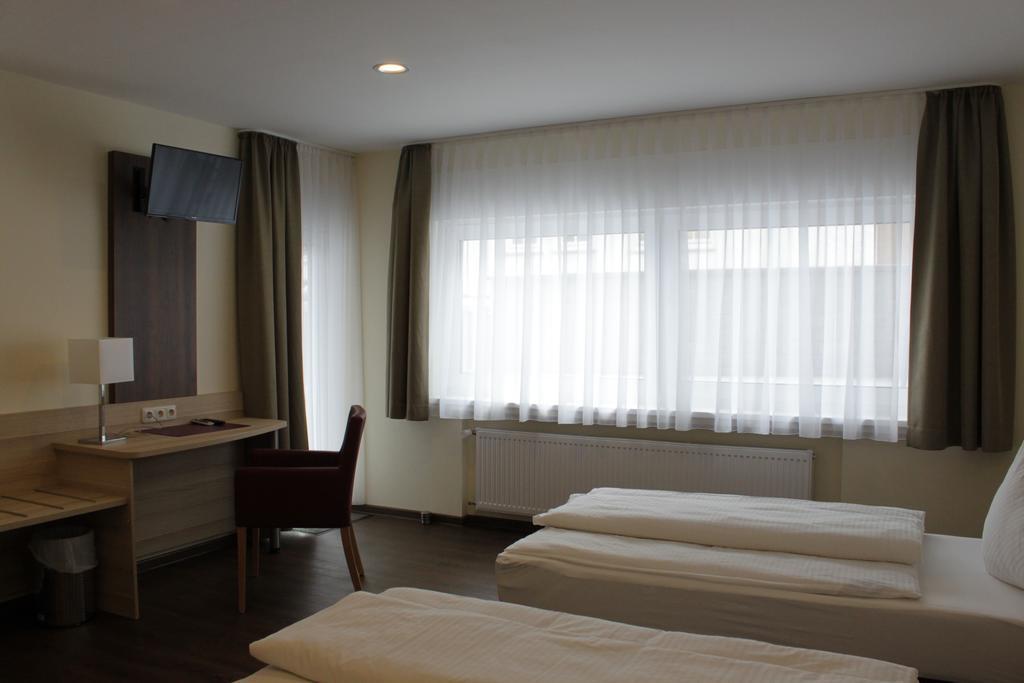Gastehaus Anton Hotel Oberursel Bagian luar foto