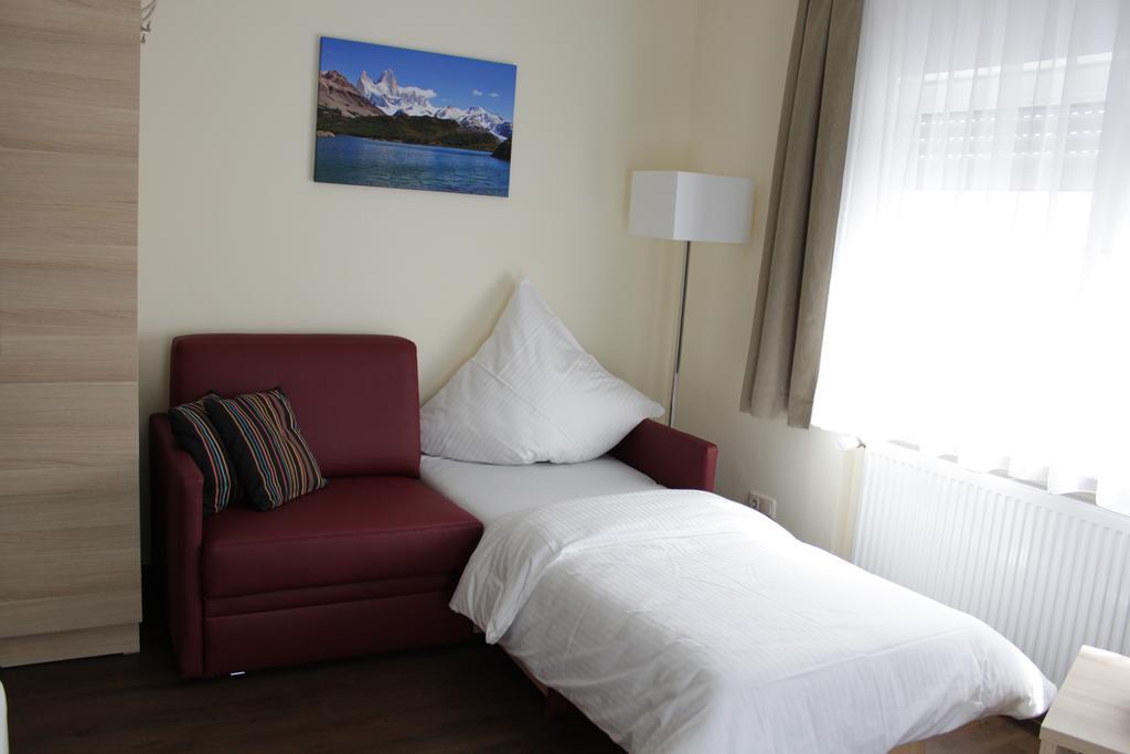 Gastehaus Anton Hotel Oberursel Bagian luar foto